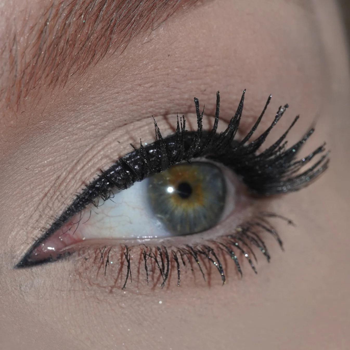 Viral Shimmery Glitter Mascara